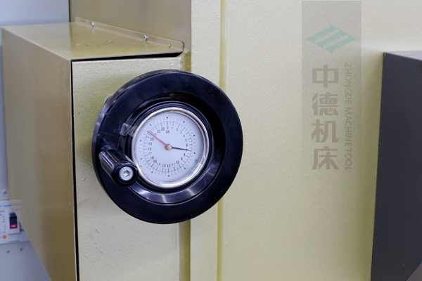 ZDG-640刀片間隙調(diào)節(jié)裝置，設(shè)置在機架前面，并有刻度顯示，調(diào)節(jié)方便.jpg