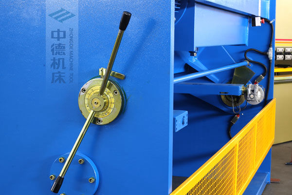 ZDS-2032剪板機(jī)刀片間隙手動調(diào)節(jié)器，刻度清淅，調(diào)節(jié)省力又簡便.jpg